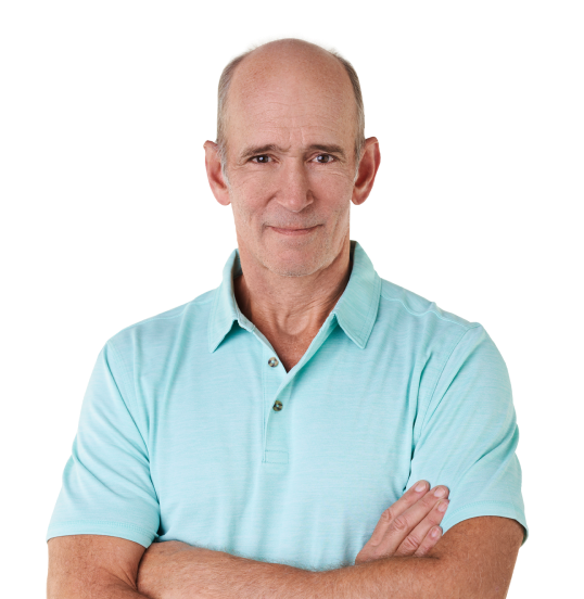 El Dr. Joseph Mercola con los brazos cruzados, vistiendo una polo azul claro